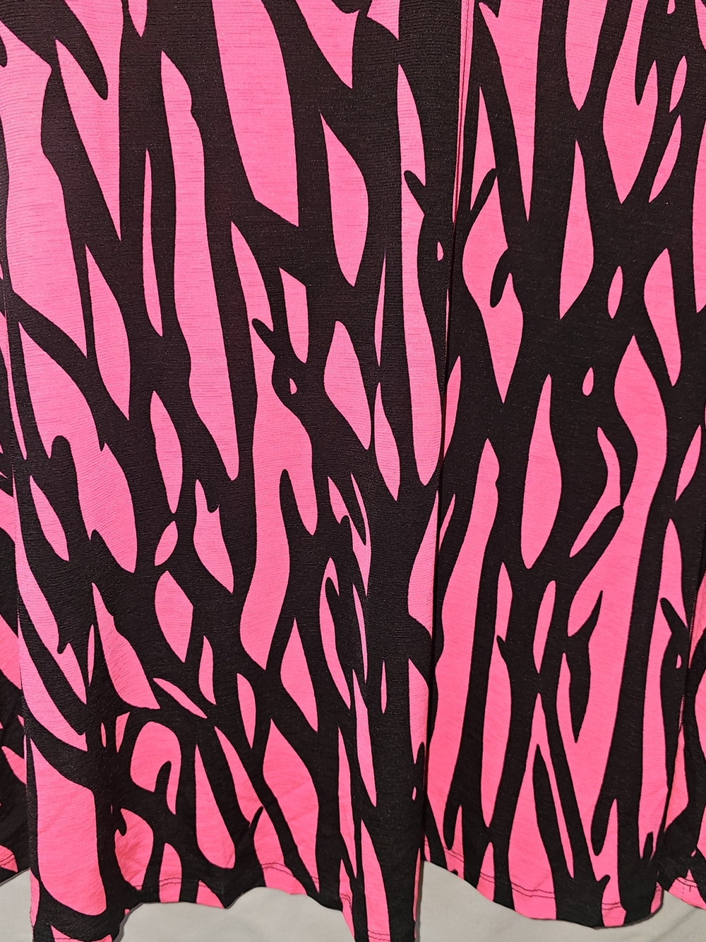 Dear Scarlett Pink & Black Abstract V-Neck Tunic Top - Picture 4 of 6
